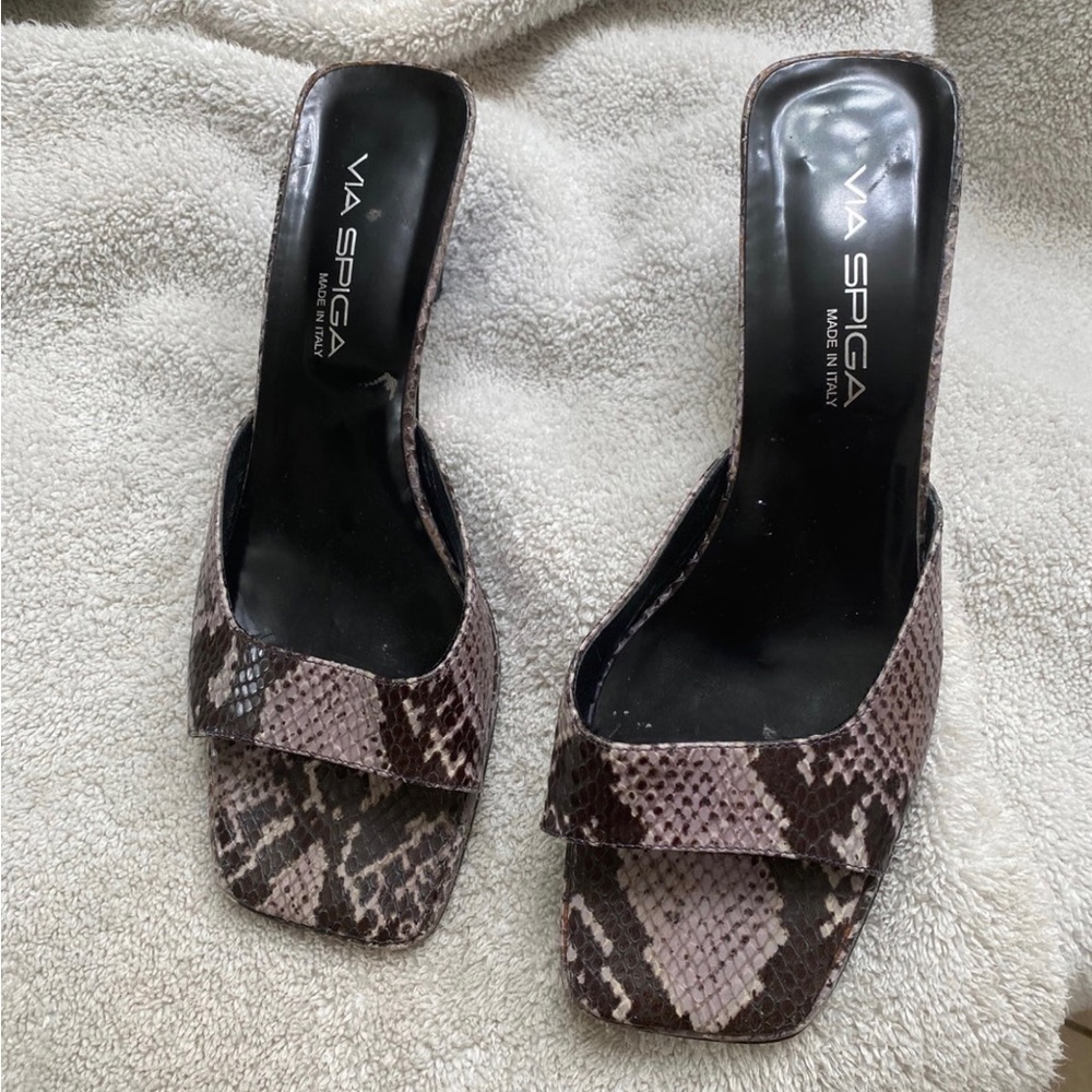 VIA SPIGA Snakeskin Kitten Heel with pop of 2023 spring color block on heel. 39